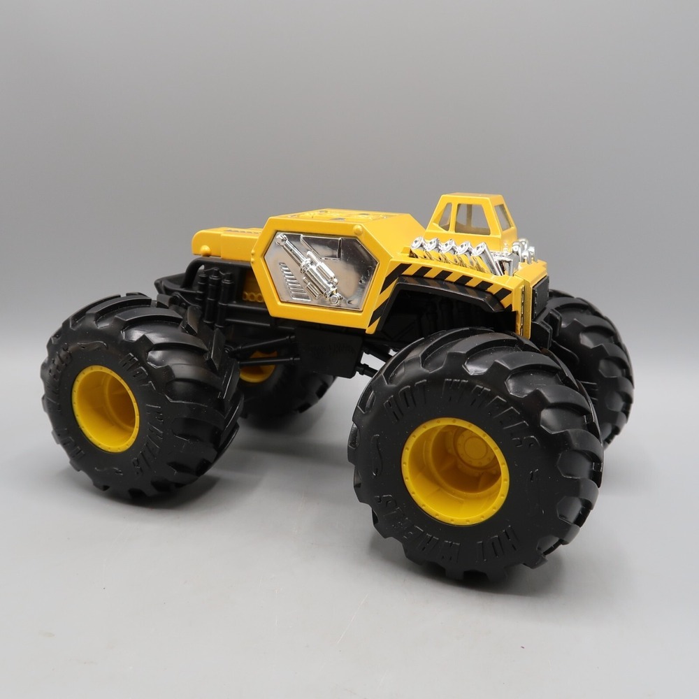 Hot Wheels Monster Jam 1/24 Scale Earth Shaker Yellow Truck 2022 Contruction